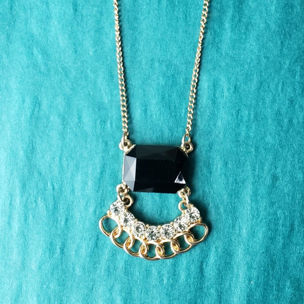 2/10$ Icing  Black and white gold tone pendant necklace